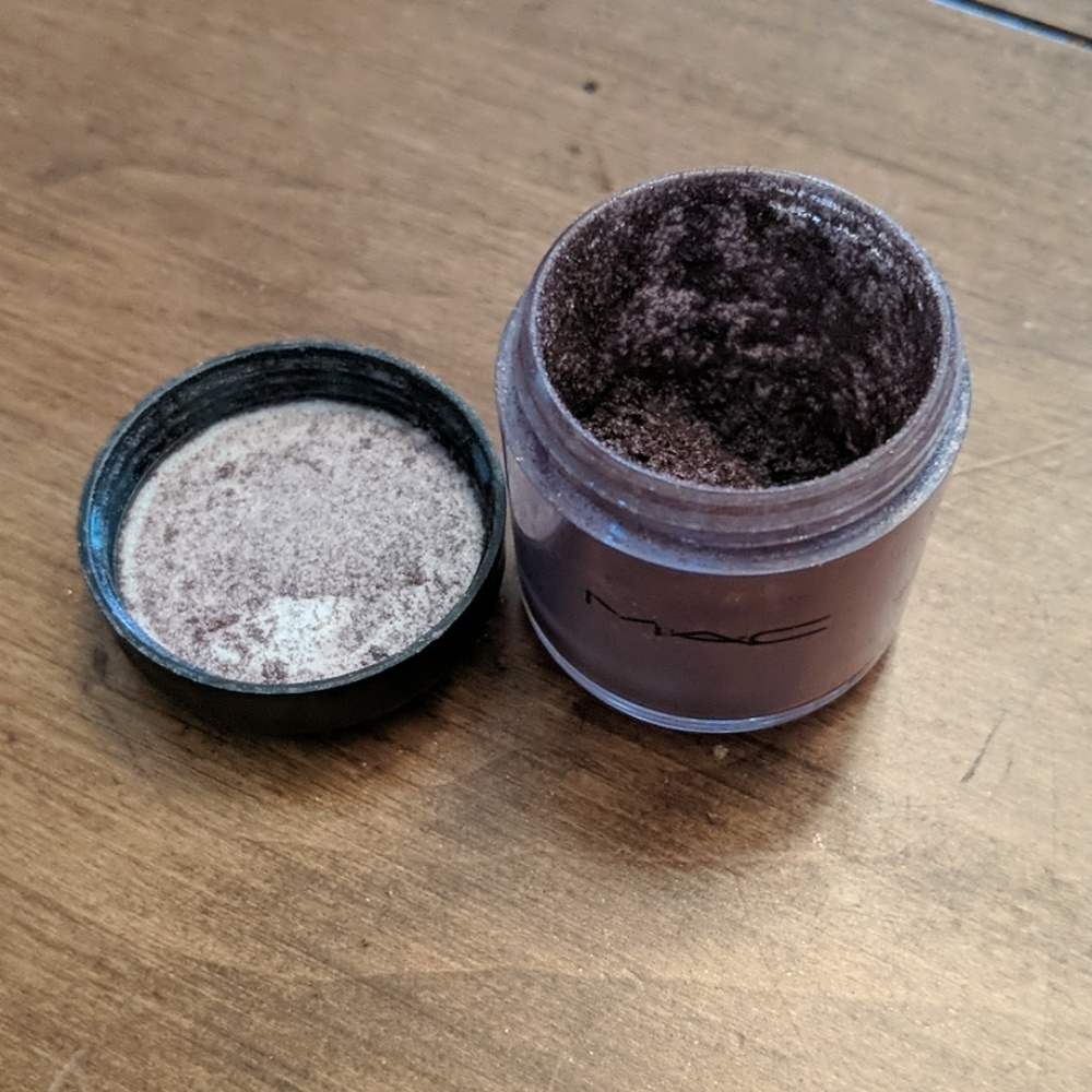 MAC CIRCA PLUM LOOSE PIGMENT